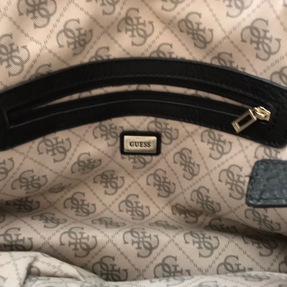 Guess bag with matching wallet - Picture 4 of 8